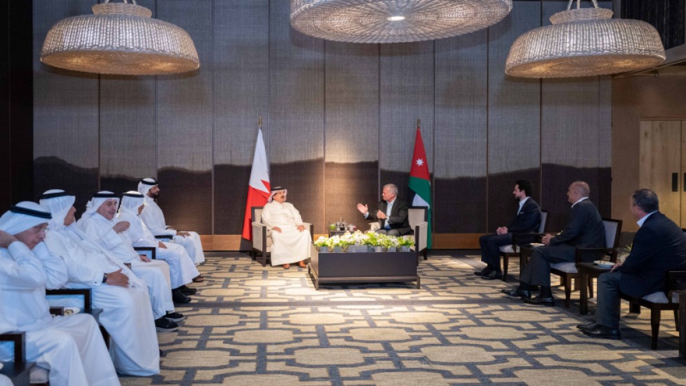 جلالة الملك عبدالله الثاني والعاهل البحريني حمد بن عيسى آل خليفة، ملك مملكة البحرين يعقدان لقاء في مدينة العقبة. (الديوان الملكي الهاشمي)