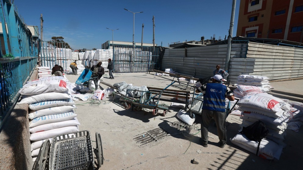 موظفون في أونروا داخل مركز توزيع مواد غذائية في رفح جنوبي قطاع غزة. (أ ف ب)