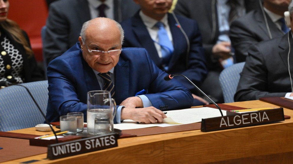 وزير الخارجية الجزائري أحمد عطاف خلال اجتماع مجلس الأمن الدولي. نيويورك. 18 نيسان/ أبريل 2024. (أ ف ب)