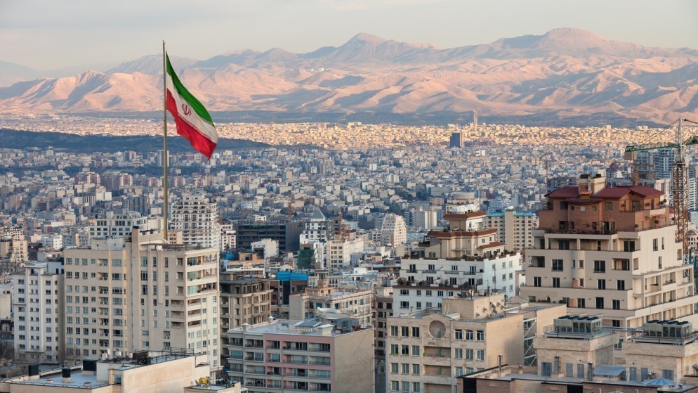علم إيران في طهران عند غروب الشمس. (istockphoto)