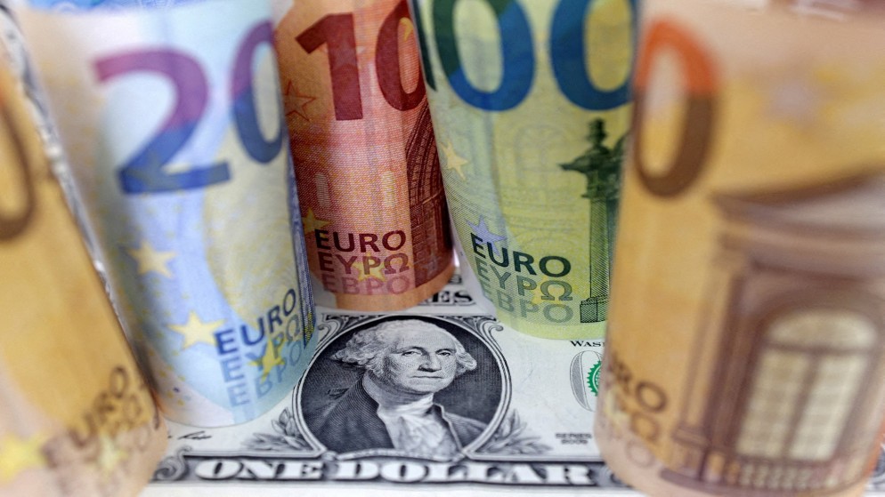 صورة لورقة الدولار واليورو. (رويترز)