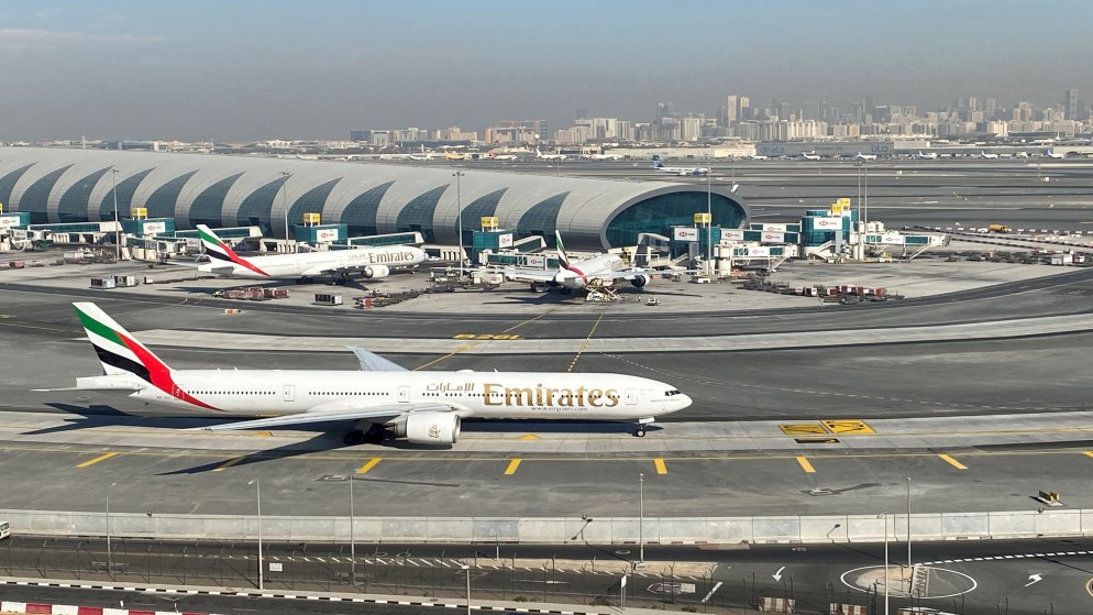 صورة أرشيفية لطائرات تابعة لشركة طيران الإمارات في مدرج مطار دبي الدولي. (رويترز)
