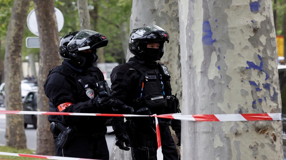 الشرطة الفرنسية تؤمن المنطقة القريبة من القنصلية الإيرانية حيث يهدّد رجل بتفجير نفسه، في باريس، فرنسا، 19 نيسان/ أبريل 2024. (رويترز)