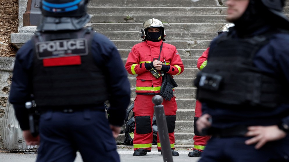 الشرطة الفرنسية ورجال الإطفاء يؤمنون المنطقة القريبة من القنصلية الإيرانية في باريس، فرنسا، 19 نيسان 2024. (رويترز)