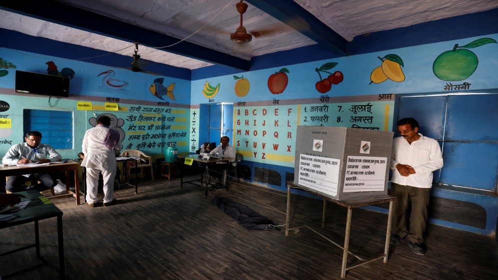 رجل يدلي بصوته في مركز اقتراع خلال المرحلة الأولى من الانتخابات العامة، في منطقة بيكانير، راجاستان، الهند، 19 أبريل 2024. (رويترز)