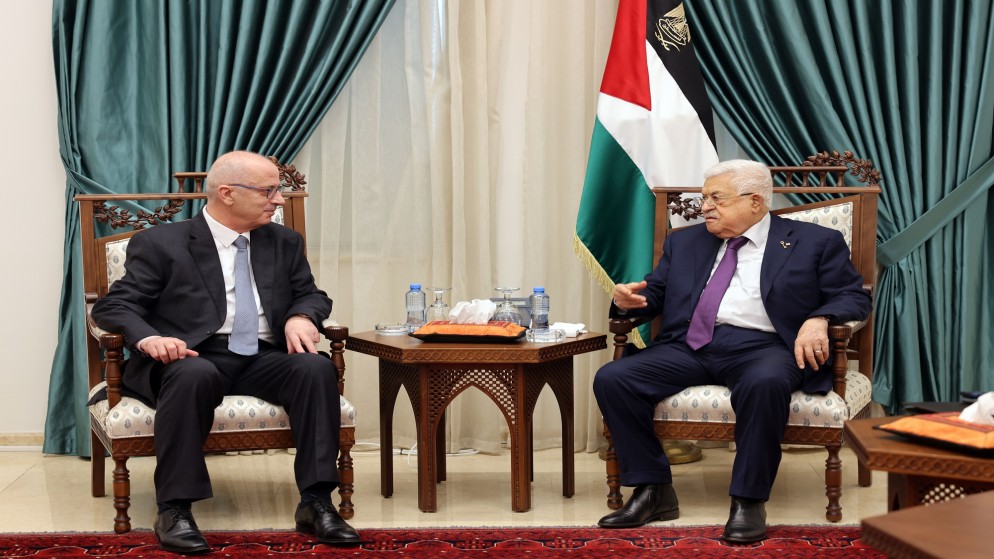الرئيس محمود عباس في لقاء مع رئيس لجنة الانتخابات المركزية رامي الحمد الله. (وفا)