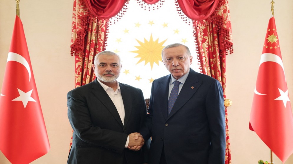 الرئيس التركي رجب طيب أردوغان ورئيس المكتب السياسي لحركة حماس إسماعيل هنية في اسطنبول، 20 نيسان/أبريل 2024. (أ ف ب)