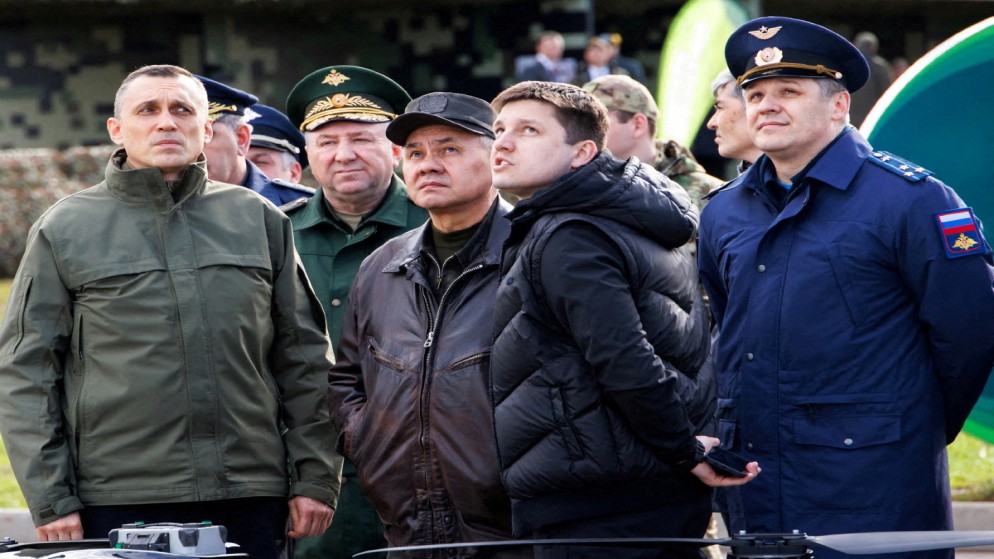 وزير الدفاع الروسي سيرغي شويغو يتفقد طائرات عسكرية بدون طيار في ميدان تدريب في منطقة موسكو العسكرية، 20 نيسان/أبريل 2024. (أ ف ب)