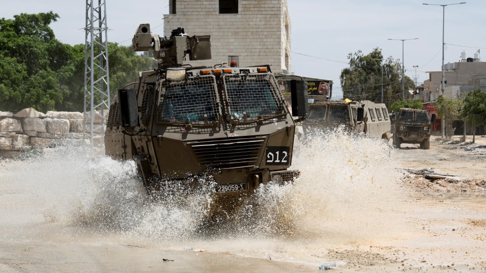 آليات عسكرية إسرائيلية في مخيم نور شمس في طولكرم بالضفة الغربية المحتلة، 20 نيسان 2024. (رويترز)