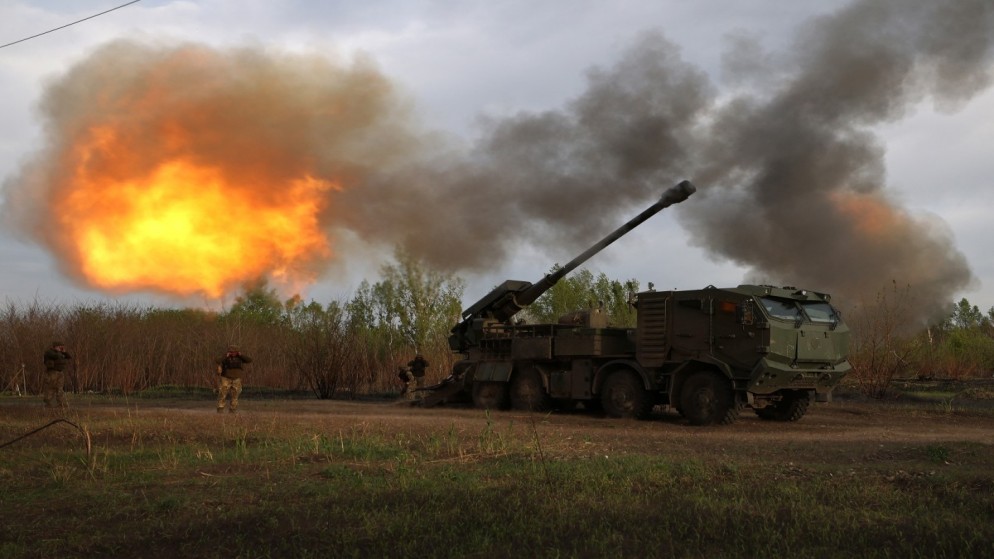 إطلاق نار بمدفع هاوتزر ذاتي الدفع عيار 155 ملم من طراز 2C22 "بوهدانا"، في منطقة خاركيف، 21 نيسان 2024. (أ ف ب)