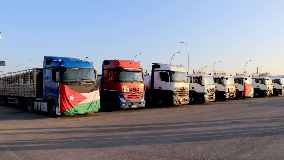 قوافل مساعدات أردنية تحمل مواد غذائية وإغاثية إلى قطاع غزة. (الإعلام العسكري)