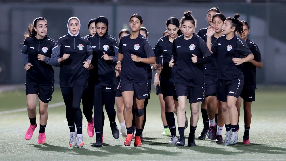 لاعبات في المنتخب الوطني لكرة القدم للشابات خلال تدريبات. (اتحاد كرة القدم)