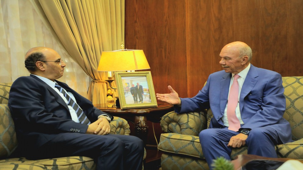 رئيس مجلس الأعيان فيصل الفايز (يمين) يلتقي سفير المغرب لدى الأردن فؤاد أخريف (يسار). (وكالة الأنباء بترا)