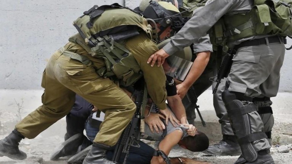 صورة أرشيفية لاعتداء قوات الاحتلال الإسرائيلي على فلسطيني. (وفا)