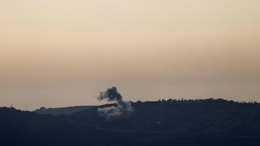 تصاعد دخان من قرية لبنانية في جنوب البلاد بعد قصف إسرائيلي. (أ ف ب)
