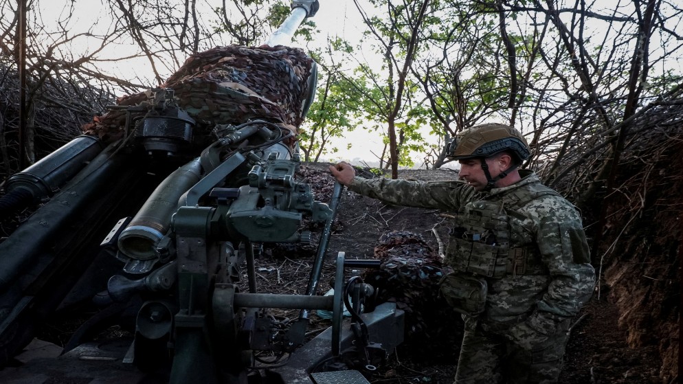 جندي أوكراني يعد مدفعا لإطلاق النار على قوات روسية، في منطقة دونيتسك، أوكرانيا، 20 نيسان 2024. (رويترز)