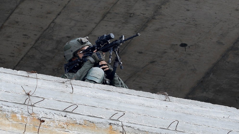 جندي إسرائيلي محتل يحمل سلاحا في الضفة الغربية المحتلة. 06/10/2023. (رويترز)