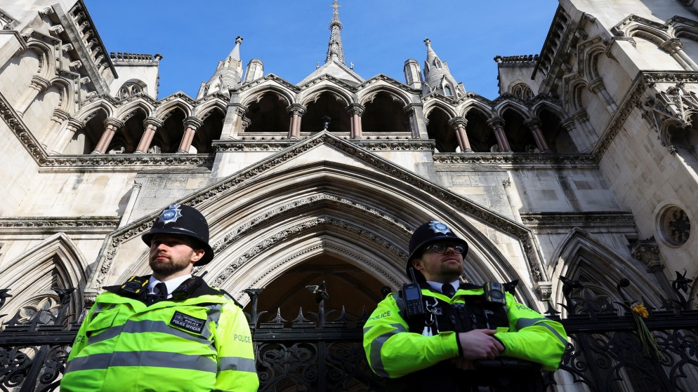 صورة سابقة لعنصرين في الشرطة البريطانية يقفان أمام محكمة في لندن. (رويترز)