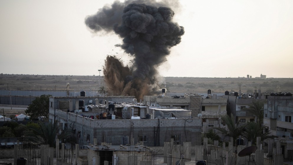 دخان يتصاعد بعد غارات للاحتلال الإسرائيلية على منازل للفلسطينيين في رفح جنوبي قطاع غزة. 22/04/2024. (رويترز)