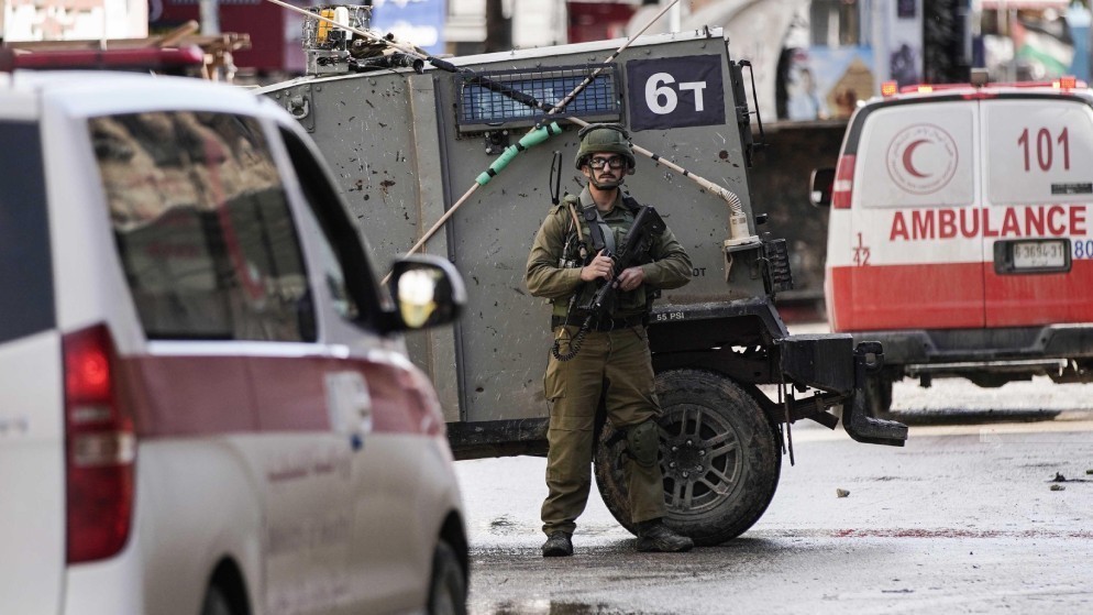 صورة لجندي من جيش الاحتلال الإسرائيلي يحمل سلاحا خلال اقتحامات في جنين بالضفة الغربية المحتلة. 13/12/2023. (وفا)