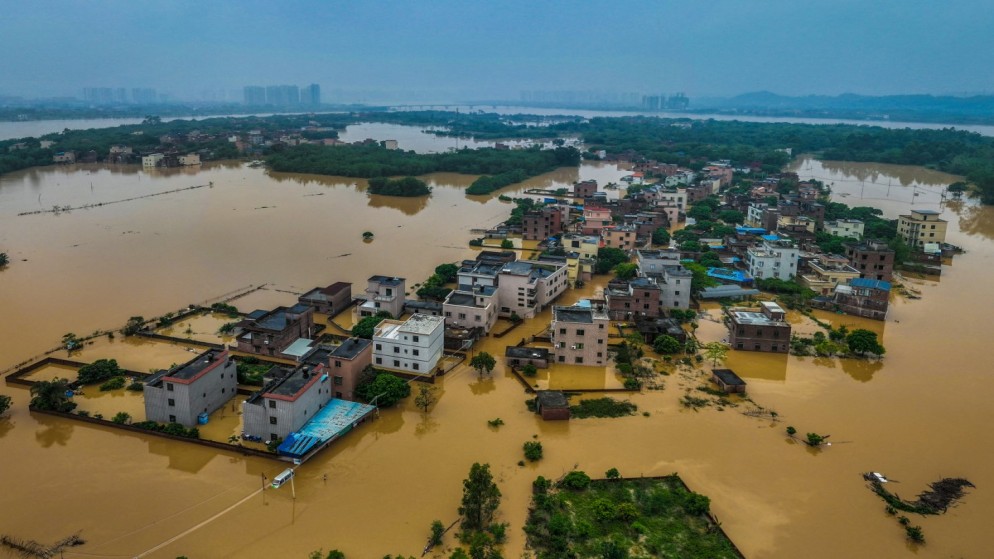 مبان وشوارع غمرتها المياه بعد هطول أمطار غزيرة في تشينغيوان بمقاطعة قوانغدونغ جنوبي الصين، 22 نيسان 2024. (أ ف ب)