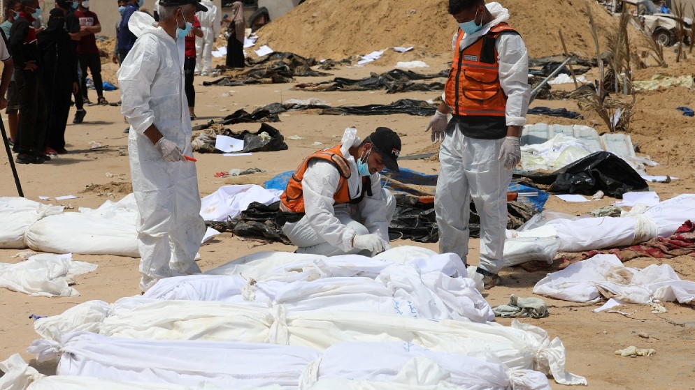 جثث شهداء دفنوا في مجمع ناصر الطبي في خان يونس جنوبي قطاع غزة، 21 نيسان 2024. (رويترز)