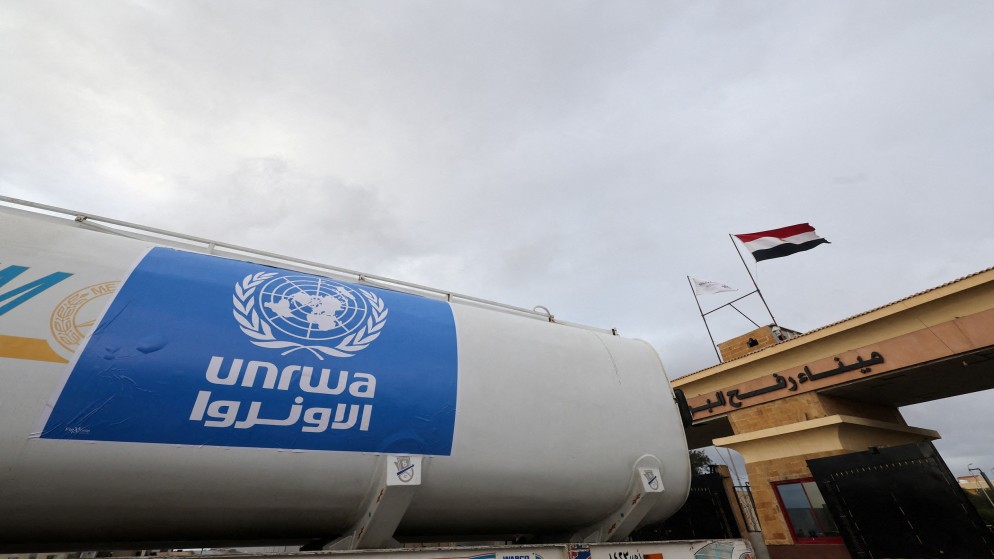 شاحنة تحمل شعار الأونروا تستعد للدخول إلى قطاع غزة عبر معبر رفح. (رويترز)