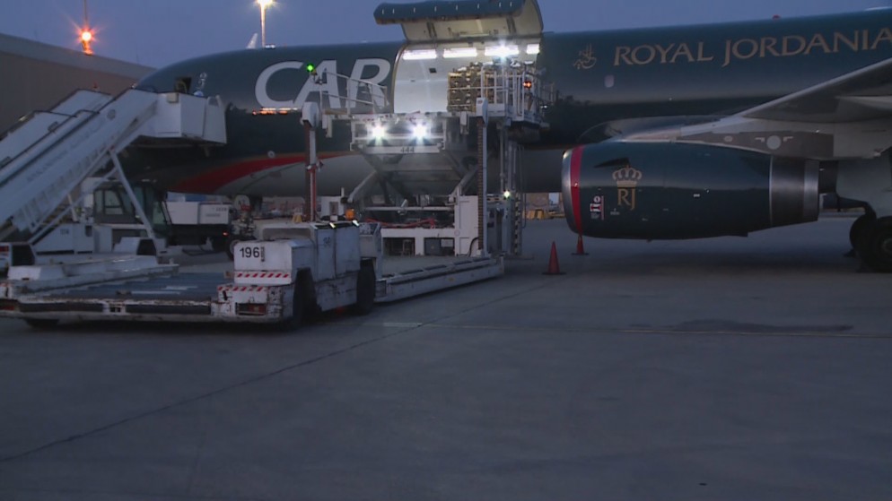 طائرة تابعة للخطوط الجوية الملكية الأردنية تحمل منتجات زراعية أردنية لإرسالها إلى أوروبا. (المملكة)