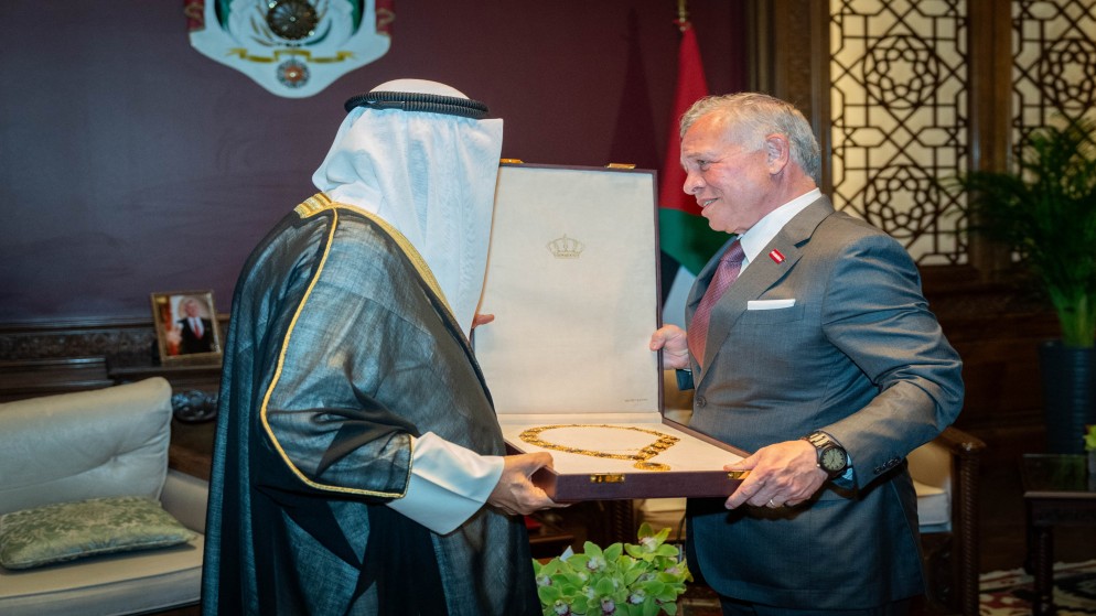 جلالة الملك عبدالله الثاني يمنح أمير الكويت قلادة الحسين بن علي أرفع وسام مدني في الأردن. (الديوان الملكي الهاشمي)