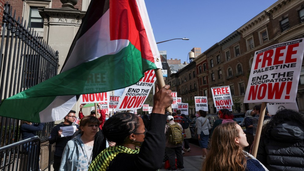 متظاهرون يحتجون خارج مدخل جامعة كولومبيا دعما للفلسطينيين، في مدينة نيويورك، الولايات المتحدة، 23 نيسان 2024، (رويترز)