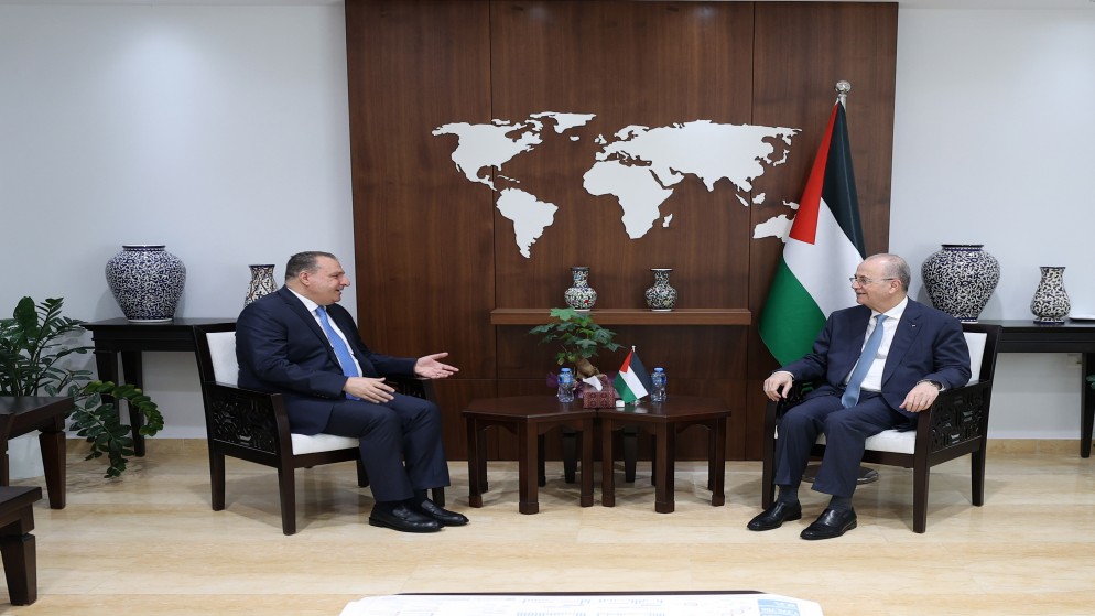 رئيس الوزراء وزير الخارجية الفلسطيني محمد مصطفى مع السفير الأردني لدى فلسطين عصام البدور في رام الله. (وفا)