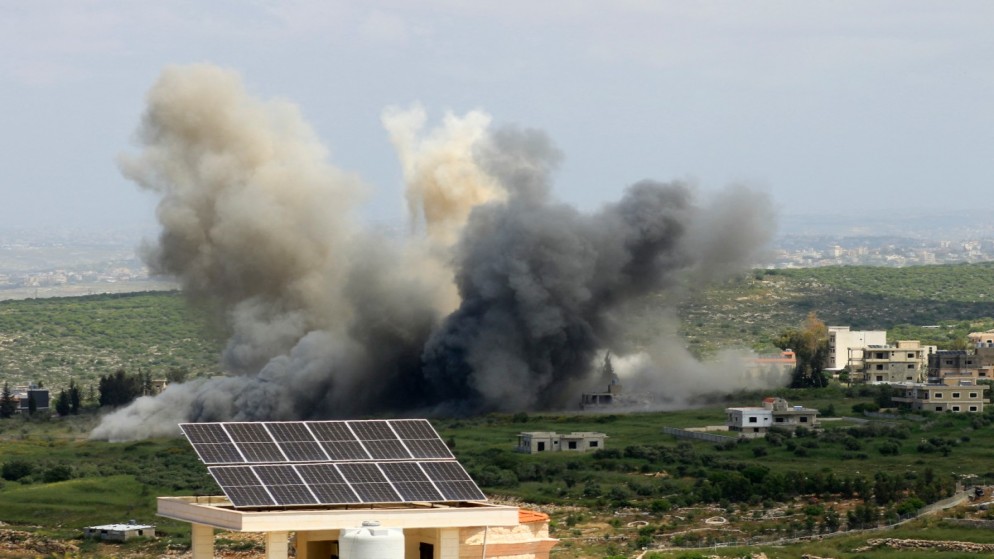 دخان يتصاعد فوق قرية مجدل زون بالقرب من الحدود الجنوبية للبنان، 21 نيسان 2024. (أ ف ب)
