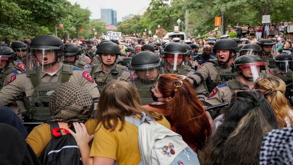يحاول جنود ولاية تكساس تفريق احتجاج مؤيد للفلسطينيين في جامعة تكساس، الولايات المتحدة، 24 نيسان 2024. (رويترز)