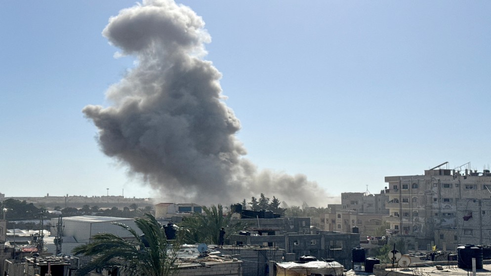 دخان يتصاعد بعد غارات إسرائيلية في رفح بجنوب قطاع غزة، 21 نيسان 2024. (رويترز)