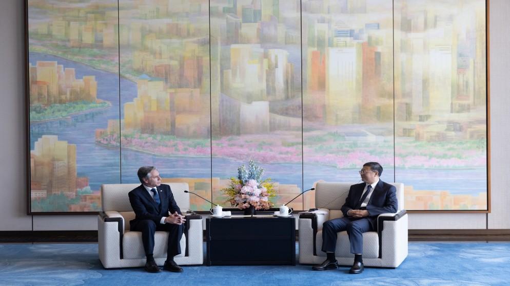 وزير الخارجية الأميركي أنتوني بلينكن خلال لقائه مع الأمين العام للحزب الشيوعي تشن جينينغ في شنغهاي. (وزارة الخارجية الأميركية)