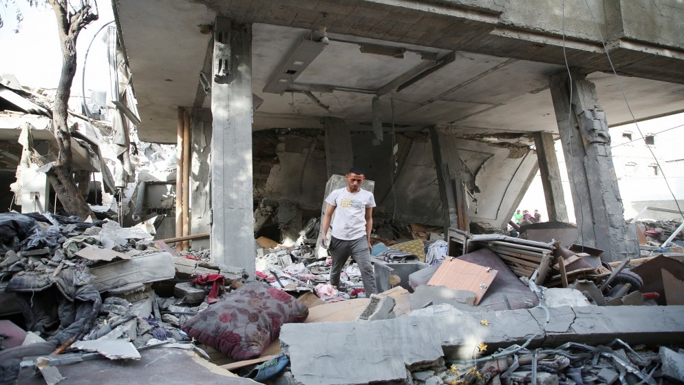 فلسطينيون يتفقدون أضرارا في مبنى دمرته قوات الاحتلال الاسرائيلي في رفح، جنوب قطاع غزة. 25/04/2024. (رويترز)