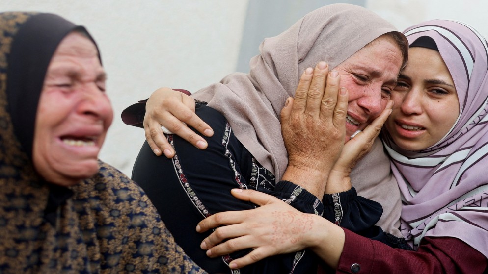 نساء يشيعون جثامين شهداء فلسطينيين بعد غارة للاحتلال الإسرائيلي على رفح جنوبي قطاع غزة. 21/04/2024. (رويترز)