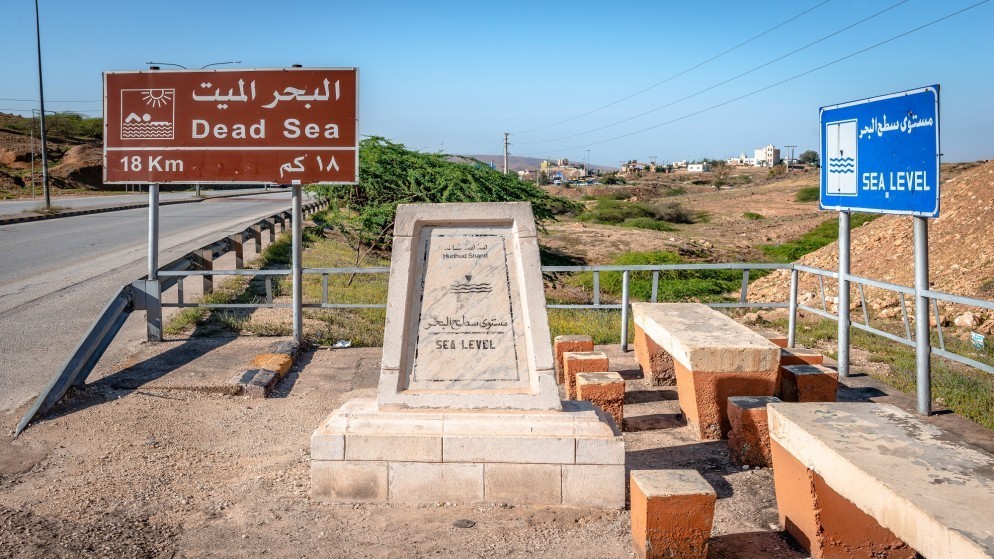 صورة توضيحية للافتة باتجاه البحر الميت وسط الأردن. (istockphoto)