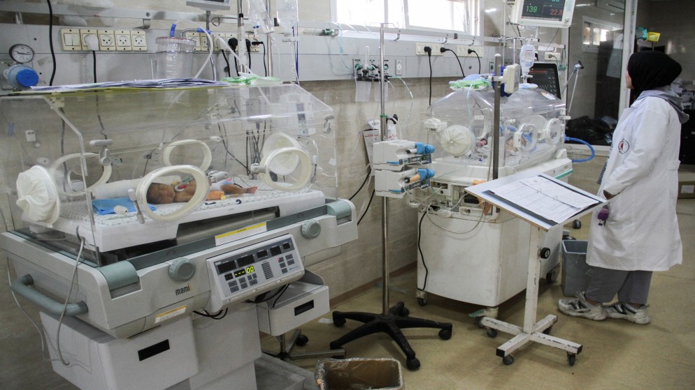 أطفال يعانون من سوء تغذية يتلقون علاجا في مستشفى كمال عدوان في شمال قطاع غزة. (رويترز)