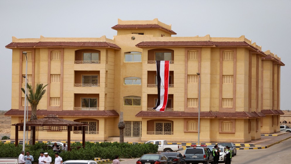 مبنى في رفح المصرية في شبه جزيرة سيناء، 25 نيسان/ أبريل 2024. (رويترز)