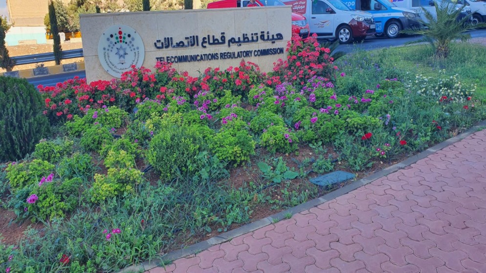 شعار هيئة تنظيم قطاع الاتصالات أمام مبنى الهيئة. (المملكة)