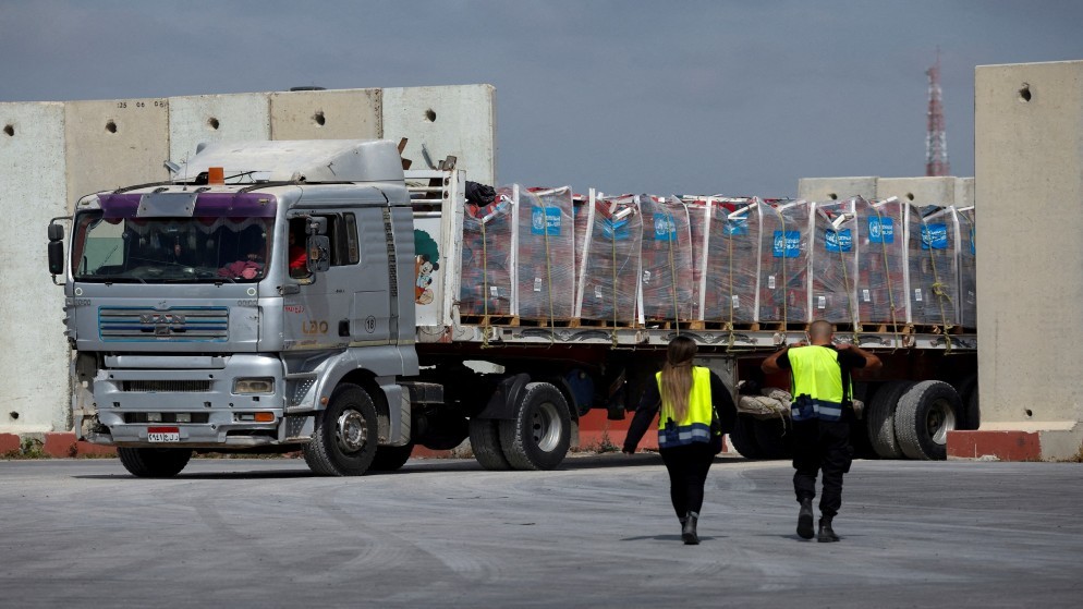 صورة سابقة لدخول شاحنة تحمل مساعدات إلى قطاع غزة عبر معبر كرم أبو سالم. (رويترز)