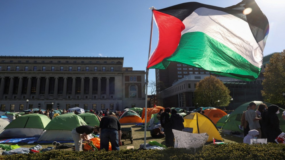 يواصل الطلاب الاحتجاج في مخيم يدعم الفلسطينيين في حرم جامعة كولومبيا، في مدينة نيويورك، الولايات المتحدة، 25 أبريل 2024(رويترز)