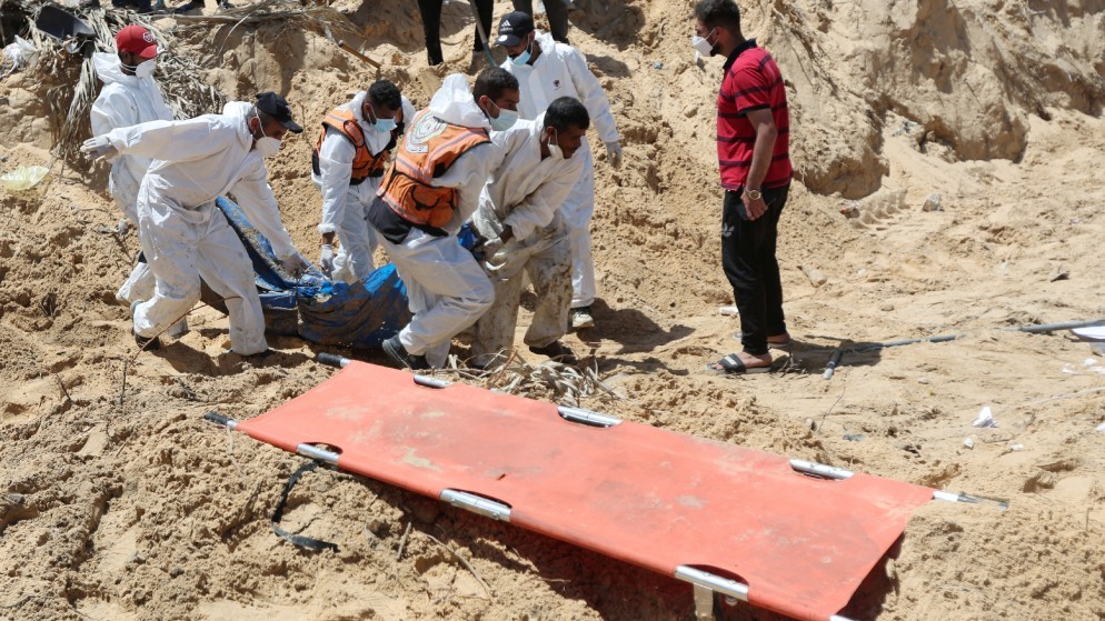 نقل جثث شهداء دفنوا في مجمع ناصر الطبي في خان يونس جنوبي قطاع غزة، 21 نيسان 2024. (رويترز)