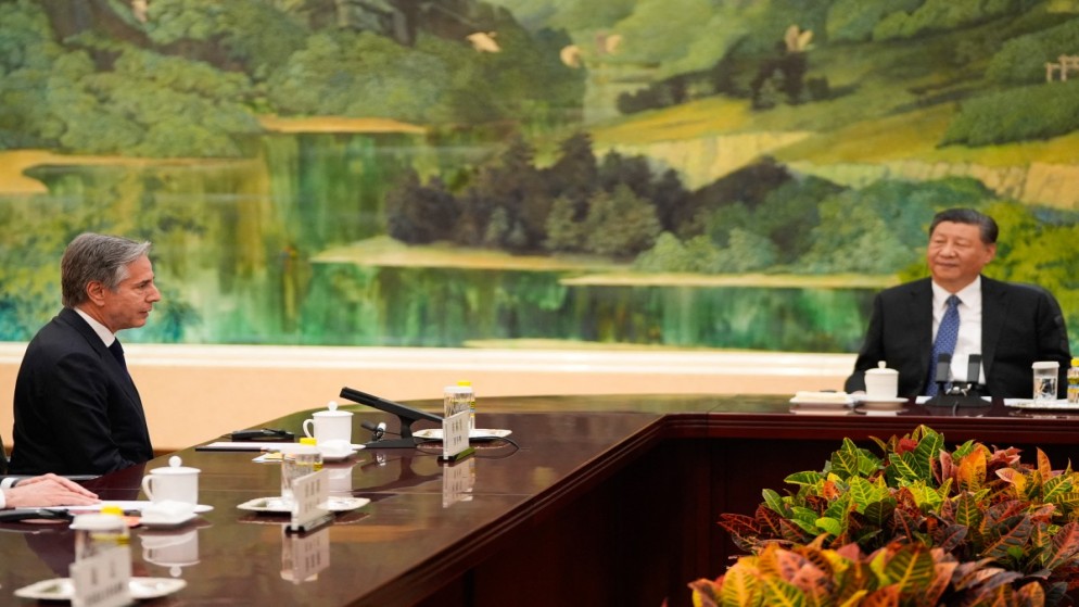 الرئيس الصيني شي جين بينغ يتحدث مع وزير الخارجية الأميركي أنتوني بلينكن. بكين. 26 أبريل 2024. (أ ف ب)