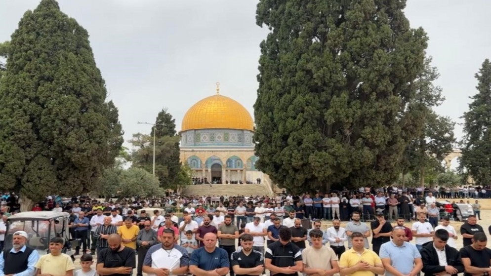 فلسطينيون يؤدون صلاة الجمعة في المسجد الأقصى. (وكالة الأنباء الفلسطينية وفا)