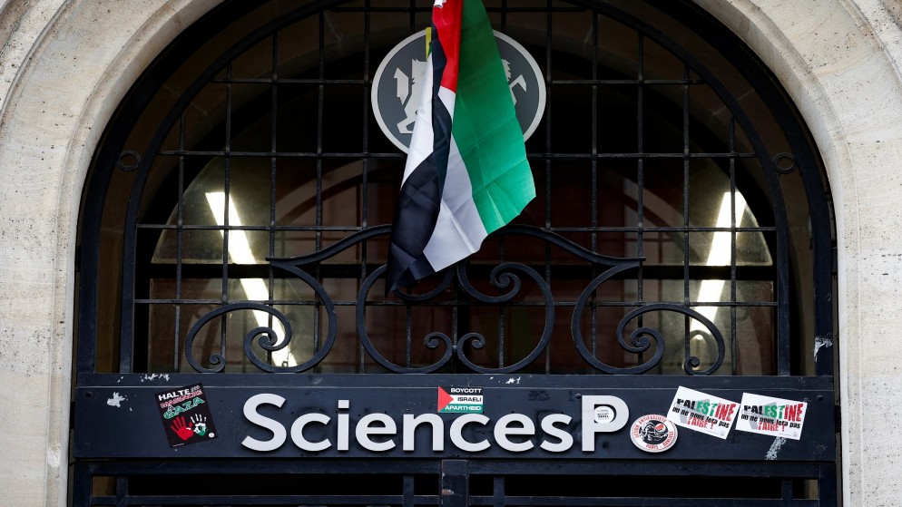 مبنى مغلق في جامعة سيانس بو في باريس خلال احتجاجات على حرب غزة. (رويترز)