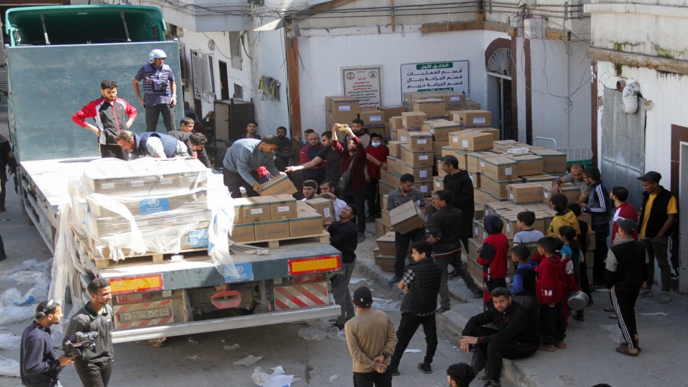 توزيع مساعدات في مركز إيواء في دير البلح وسط قطاع غزة، 7 نيسان/أبريل 2024. (رويترز)