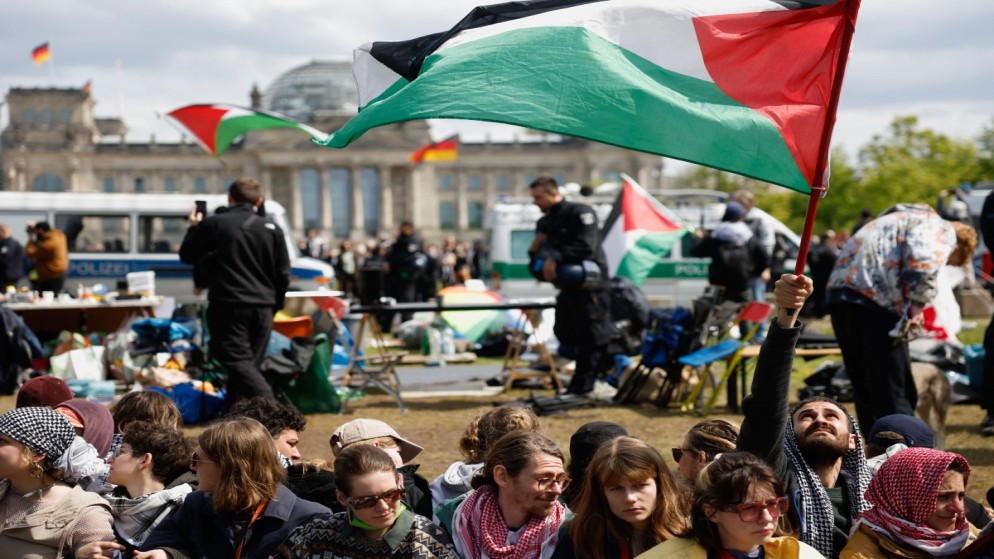 مخيم للمتظاهرين المؤيدين فلسطينيين بالقرب من المستشارية الفيدرالية في برلين، 26 نيسان/أبريل 2024. (أ ف ب)