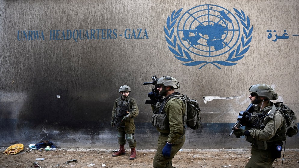 جنود إسرائيليون بجوار مقر لأونروا في قطاع غزة، 8 شباط/فبراير 2024. (رويترز)